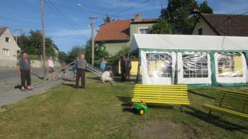 Stavění stanů na pouťovou zábavu 4.7.19